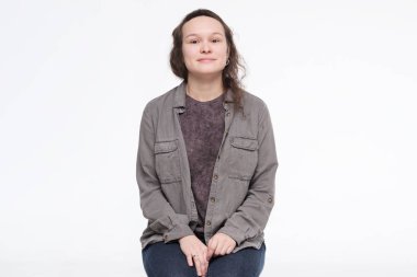 Gülümseyen beyaz kadın kameraya bakıyor.