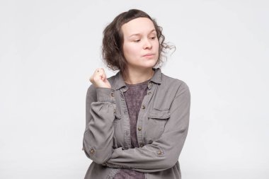 Beyaz arka planda soyutlanmış, düşünen güzel bir genç kadının portresi.