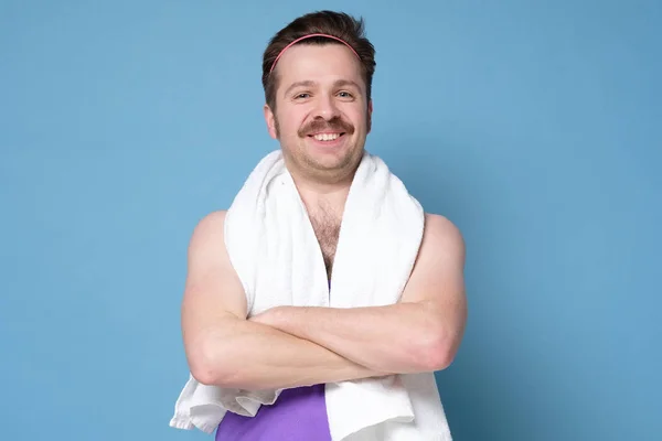 Hombre con bigote con toalla relajante después del entrenamiento. Entrando por deporte . — Foto de Stock