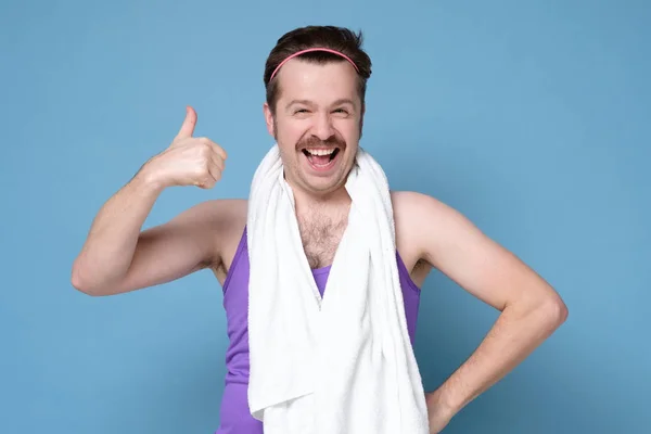 Hombre con bigote sosteniendo toalla en el cuello dando pulgares hacia arriba — Foto de Stock