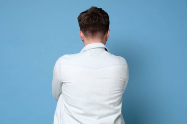 Kafkasyalı genç adam dikiz aynasından izole bir şekilde duruyor..