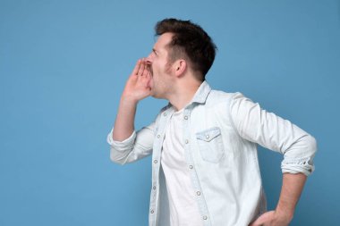 Yakışıklı genç adam birini arıyor ya da anons yapıyor.