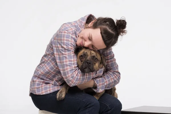 Jovem mulher bonita abraçando seu cão. Amizade entre homem e animal de estimação doméstico — Fotografia de Stock