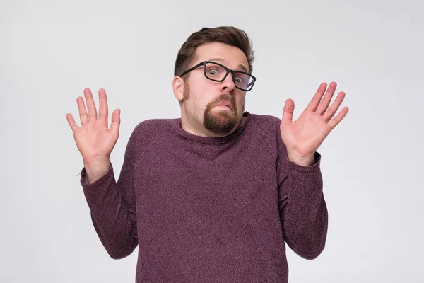 Zweifelhafter junger Mann mit Brille gestikuliert mit Händen, die sich weigern, an Ihrem Geschäft teilzunehmen. — Stockfoto