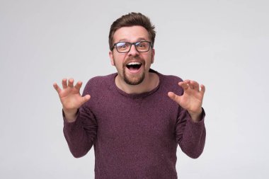 Gözlüklü heyecanlı sakallı adam doğum günü hediyesini görmek için sabırsızlanıyor..