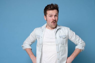 Vay canına, şaşırdım. Retro bıyıklı çekici bir adam ağzı açık duruyor..