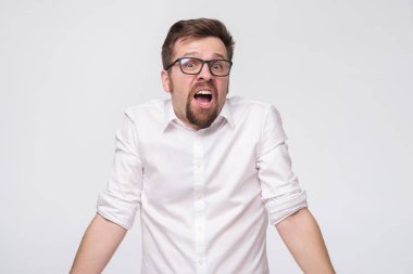 Korkak, olgun, beyaz bir adam. Yarım boy erkek portresi. İnsan duyguları
