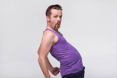 Yakışıklı, yakışıklı, komik, sakallı bir adam. Sporda harika olduğu için gurur duyuyor.