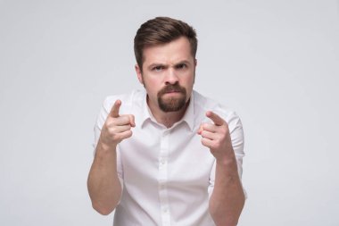 Sakallı kızgın genç adam seni suçluyor, seni işaret ediyor. Suçlusun..