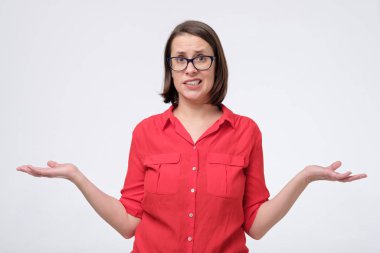 beyaz duvarda gözlüklü ve kırmızı gömlekli bir kadın vardı. Ne seçeceğimi bilmiyorum.