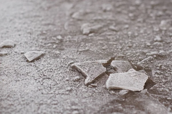 Agua congelada en el suelo. Hielo vista de cerca —  Fotos de Stock