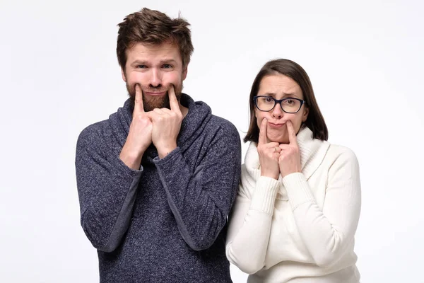 Triste esposa e marido tendo problemas de vida tentando sorrir — Fotografia de Stock