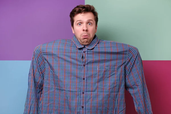 Jovem vestindo uma camisa muito grande após a dieta . — Fotografia de Stock