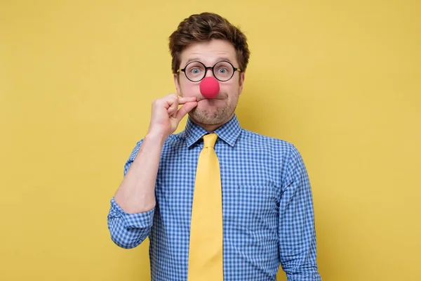 Hombre caucásico divertido en gafas y nariz de payaso haciendo gesto con la mano, labios con cremallera — Foto de Stock