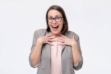 Başarılı bir kadın çok mutlu görünüyor. Beyaz bir sırt çantasından izole edilmiş.