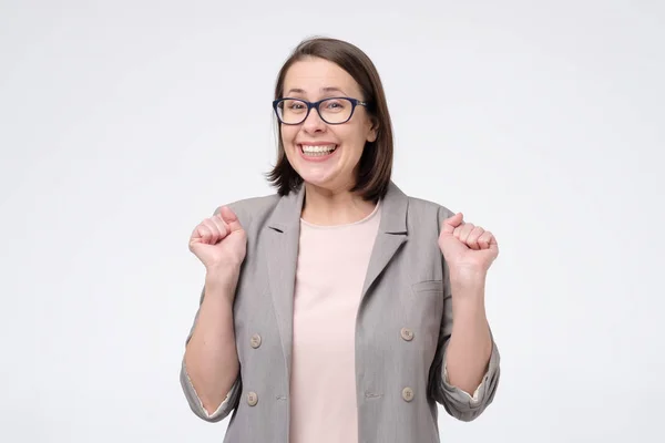 Mulher bem sucedida que parece muito feliz - isolado sobre um backgorund branco — Fotografia de Stock