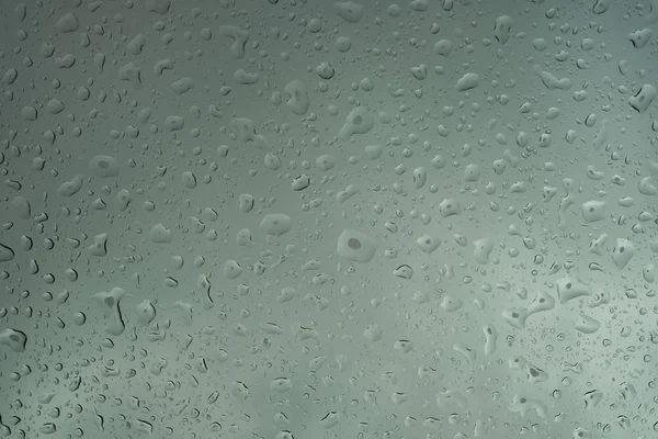 Tiszta vízcseppek az üvegre eső után — Stock Fotó