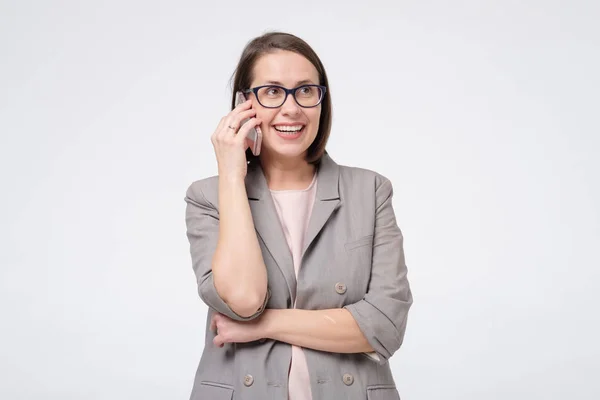 Obchodní žena v brýlích a obleku mluví po telefonu — Stock fotografie