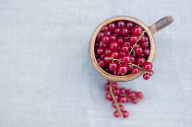 Masada taze kırmızı frenk üzümü var.