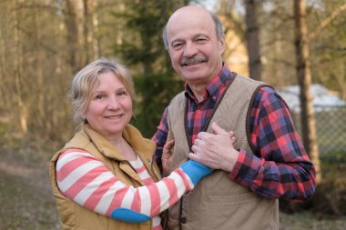 Parkta dışarıda dinlenen mutlu yaşlı çift..