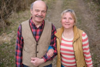 Parkta dışarıda dinlenen mutlu yaşlı çift..