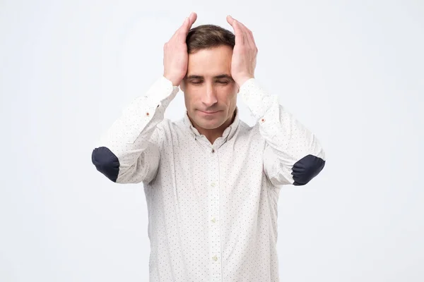 Endişeli genç İtalyan adam baş ağrısı çekiyor.. — Stok fotoğraf