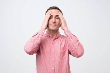 Endişeli genç İtalyan adam baş ağrısı çekiyor..