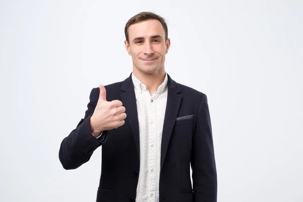Gelukkig volwassen italiaanse man in pak met duimen omhoog gebaar goedkeuring van uw keuze — Stockfoto