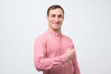 Kafkasyalı genç adam heyecanını ve zevkini bağırarak ifade ediyor evet ve yumruklarını sıkıyor.