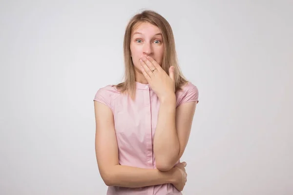 Surprise jeune femme couvrant sa bouche par les mains étant choc . — Photo