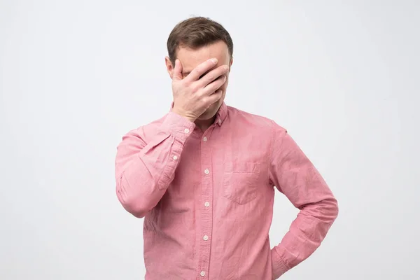 Tímido joven avergonzado haciendo gesto faceplam . — Foto de Stock