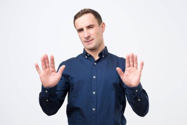 Çekici, olgun bir adam reddeden davranışlar gösterir. Toplantıya katılmak istemez.