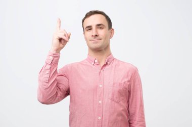 Adam heyecanlı bir ifadeye, işaret parmağına, yeni proje için iyi bir fikre sahip..