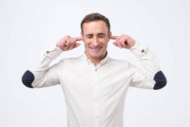 Kulaklarını parmaklarıyla tıkayan ve gözlerini kapalı tutan bir adam bir spoiler duymak istemez.