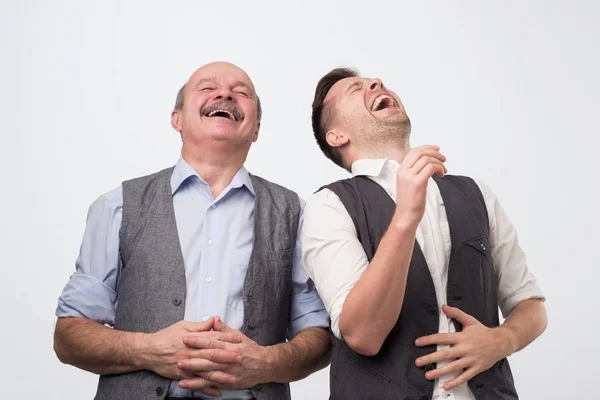 Dois homens caucasianos rindo de sua piada amigos — Fotografia de Stock