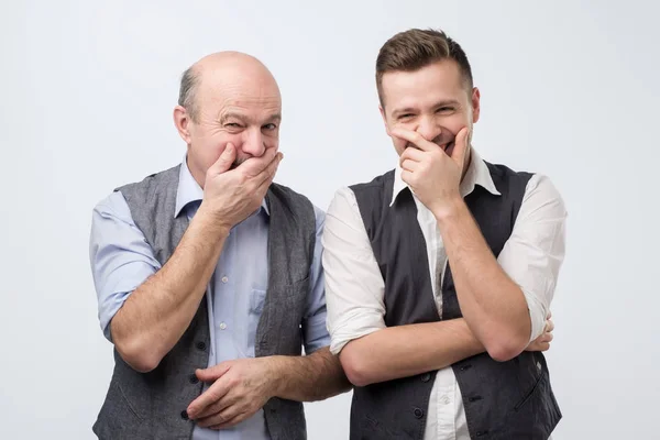 Dos hombres caucásicos riendo en su broma de amigos —  Fotos de Stock