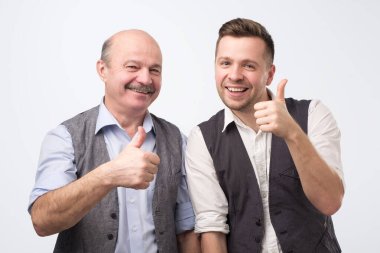 Seçiminizi onaylayan iki Kafkasyalı yetişkin baba ve oğul..