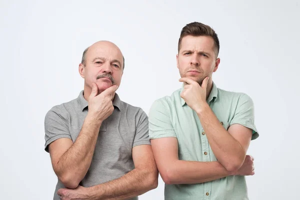 Serious dos hombres caucásicos sostienen barbilla ser profundo en los pensamientos, encontrar la manera de salir del problema . —  Fotos de Stock
