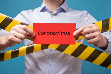 Elinde Coronavirus yazan bir pankart tutan bir adam. Virüs Salgını Koruma Konsepti