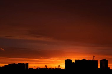 Şehir merkezi silueti, gün batımında binalar ve renkli gökyüzü ile Rusya şehri manzarası..