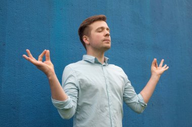 Zen pozisyonunda yakışıklı beyaz adam. Yan görünüm