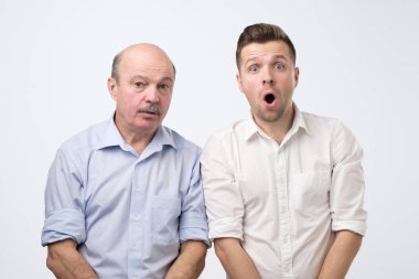İki yetişkin baba ve oğul şok edici derecede heyecanlı. Çok şaşırtıcı bir aile..