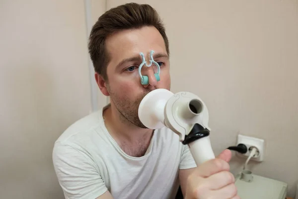 Hombre joven probando la función respiratoria por espirometría —  Fotos de Stock
