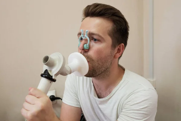 Genç adam tarafından Spirometri solunum fonksiyon testi
