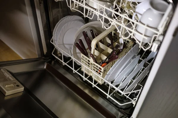 Spülmaschine vor der Reinigung. Schmutzige Teller zum Waschen bereit. — Stockfoto