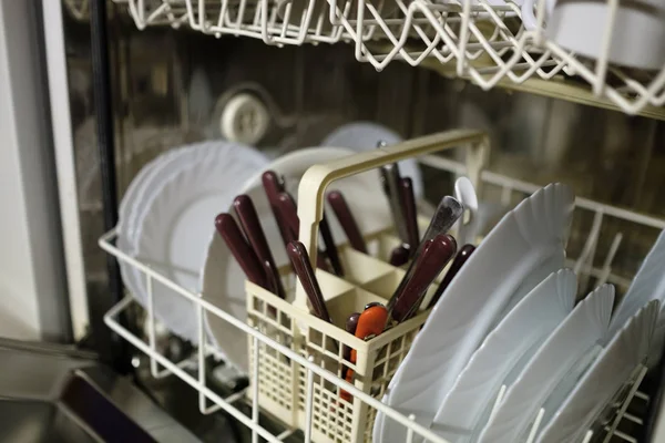 Mosogatógép tisztítás előtt. Piszkos tányérok mosásra készen. — Stock Fotó