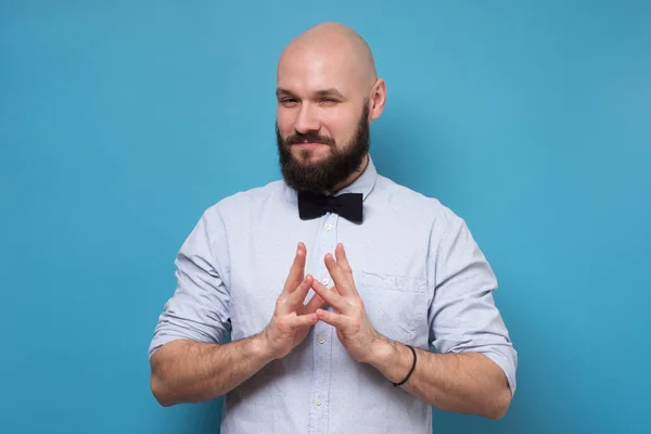 Sluwe lastige volwassen man denken kijkend naar camera met de hand samen — Stockfoto