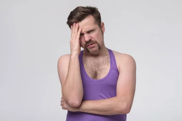 Jovem homem esportivo com bigode engraçado retro pensando em seus resultados de treinamento . — Fotografia de Stock