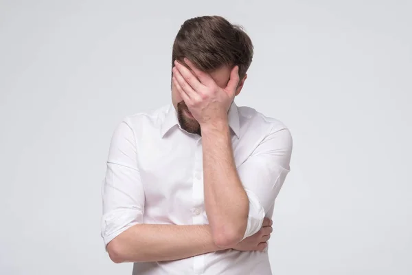 Facepalm. Hombre decepcionado cubriendo su cara con su mano —  Fotos de Stock