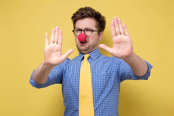 Divertente Uomo Caucasico Con Naso Clown Rosso Uno Sfondo Giallo — Foto Stock